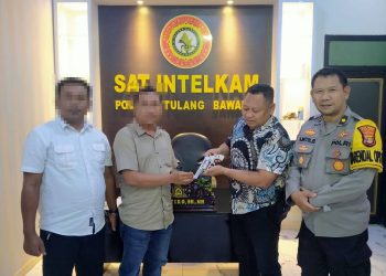 Satuan Intelkam Polres Tulang Bawang Menerima Penyerahan Senpi Ilegal dan Amunisi Aktif