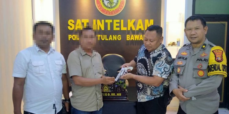 Satuan Intelkam Polres Tulang Bawang Menerima Penyerahan Senpi Ilegal dan Amunisi Aktif