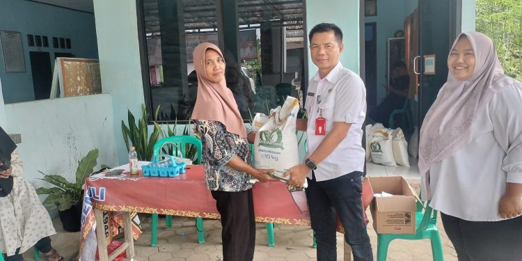 PENYALURAN CADANGAN PANGAN PEMERINTAH UNTUK BANTUAN BERAS DI KECAMATAN ABUNG SEMULI