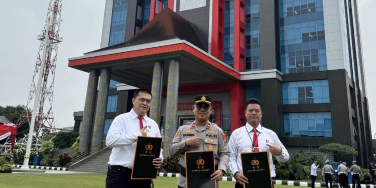 Tuntas Ungkap Kasus Curas di Keban 1, Kapolsek dan Anggota Polsek Sanga Desa Terima Pin Emas Kapolda Sumsel