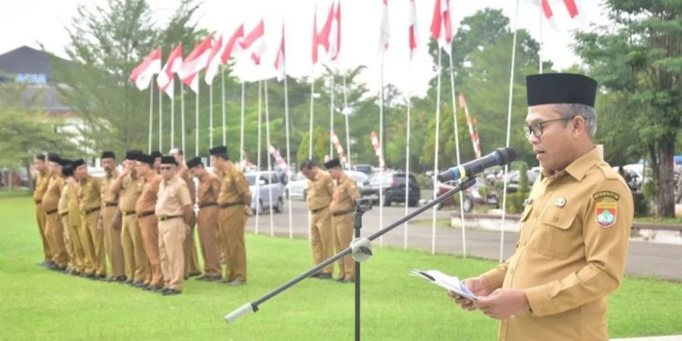 Wakil Bupati H. Suprayitno Pimpin Apel dan Menyerahkan Bingkisan bagi ASN Masa Purna Tugas