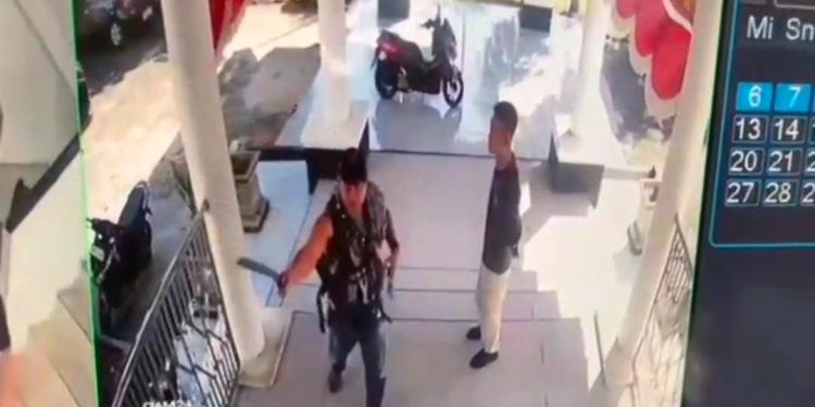 Laki-laki Mencabut Golok di Depan Pol PP DPRD Lampung Utara, Ketua DPRD Mintak Penegak Hukum Bertindak!