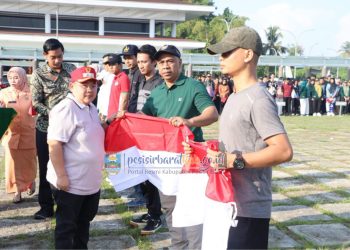 Wakil Bupati Pesisir Barat Bagikan Bendara Merah Putih