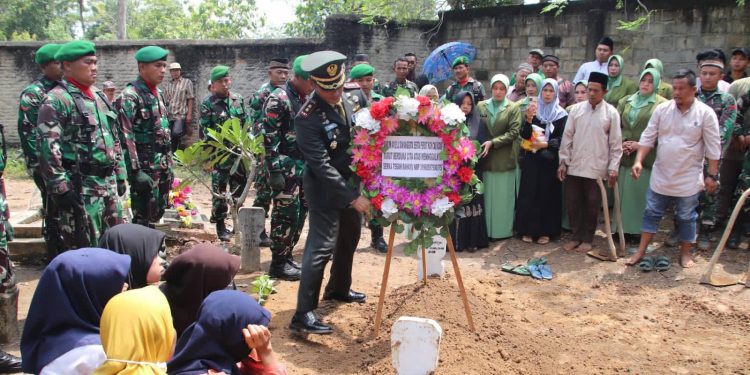 Dandim 0412/LU Letkol Inf Roni Faturohman selaku Irup Pemakaman Militer Almarhum Serka Teguh Rahayu