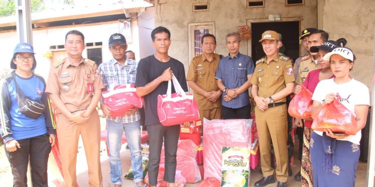 Wakil Bupati Lampung Utara Serahkan Bantuan Sosial untuk Korban Angin Puting Beliung di Sungkai Tengah