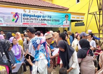 Menerima Bantuan Beras Pangan Sebanyak Dua Bulan,Imah Warga Lebung Curup Berikan Senyuman