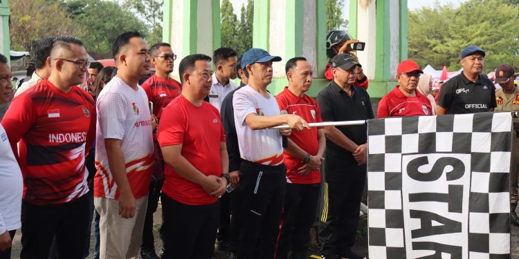 Wakil Bupati Lampung Utara Buka Lomba Gerak Jalan Tingkat SD/MI Memperingati HUT ke-80 RI