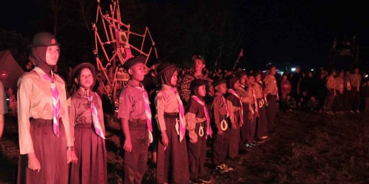 Ayoemi Zhiera Virginia Siswi SMPN 1 Gedungaji Pimpin Upacara Api Unggun HUT Pramuka ke-64