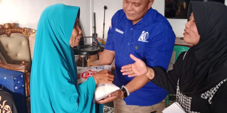 IKBOS dan CV Sehati Bagikan Sembako Kepada Warga