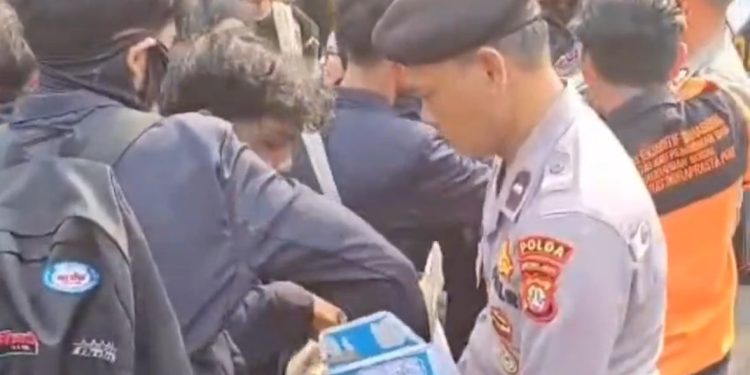 Humanis, Polisi Bagikan Air Pada Massa Aksi Unjuk Rasa di DPR