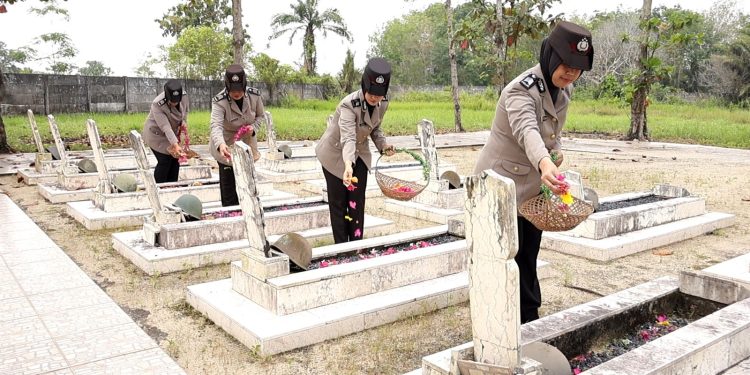 Sambut Hari Jadi ke – 77, Polwan Polres Tulang Bawang Gelar Ziarah dan Tabur Bunga
