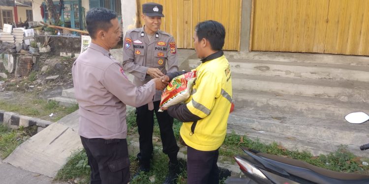 Polres Metro Jalin Silaturahmi dengan Ponpes Roudlatul Qur’an dan Serahkan Bansos untuk Driver Ojol-Warga
