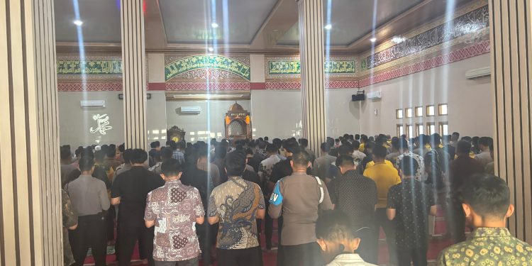 Kapolda Lampung Sampaikan Bela Sungkawa, Personel Polda dan Masyarakat Gelar Sholat Gaib