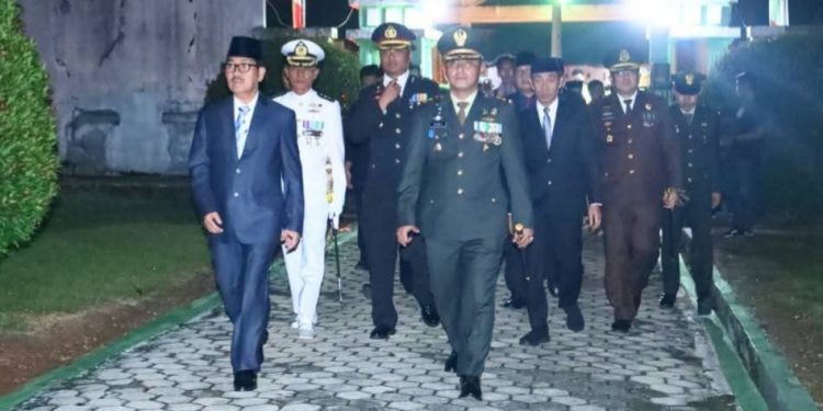 Bupati dan Wakil Bupati Lampung Utara Hadiri Apel Kehormatan dan Renungan Suci di Taman Makam Pahlawan Kotabumi