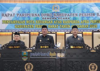 Bupati-Wakil Bupati Pesisir Barat,Dedi Irawan – Irawan Topani, S.H., M.Kn., Menghadiri Rapat Paripurna Dewan Perwakilan Rakyat Daerah