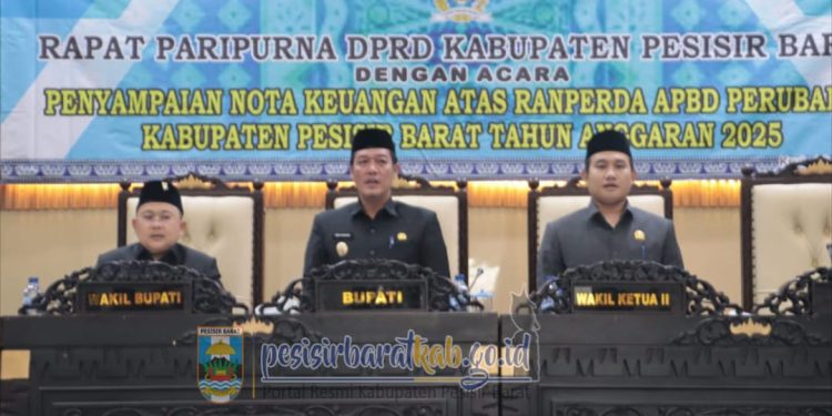 Bupati-Wakil Bupati Pesisir Barat,Dedi Irawan – Irawan Topani, S.H., M.Kn., Menghadiri Rapat Paripurna Dewan Perwakilan Rakyat Daerah