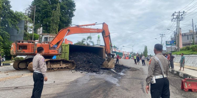 Truk Batu Bara Yang Terguling Di Tanjakan Bukit Indah – Bangko,Evakuasi Ditargetkan Selesai Hari Ini