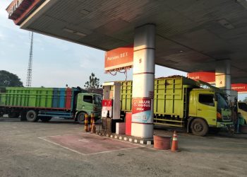 Diduga Serap Subsidi Negara, Truk Tronton Pengangkut Singkong Antre di SPBU Lampung