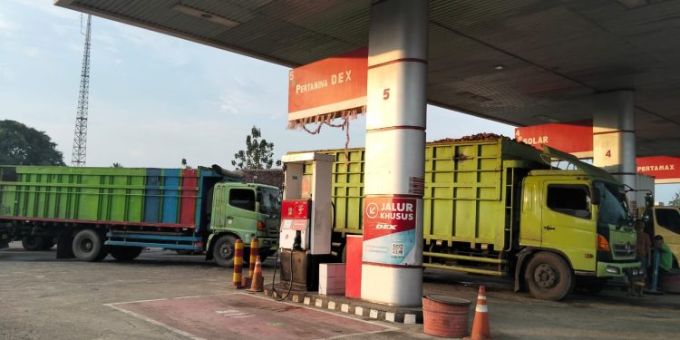 Diduga Serap Subsidi Negara, Truk Tronton Pengangkut Singkong Antre di SPBU Lampung
