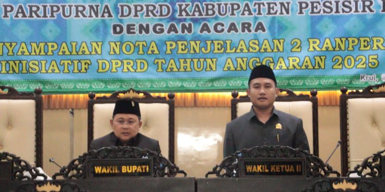 IRAWAN TOPANI HADIRI RAPAT PARIPURNA DPRD AGENDA PENYAMPAIAN NOTA PENJELASAN DUA RANPERDA INISIATIF DPRD