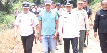 Wabup Romli Turun Langsung Gotong Royong Perbaiki Jalan di Abung Tengah