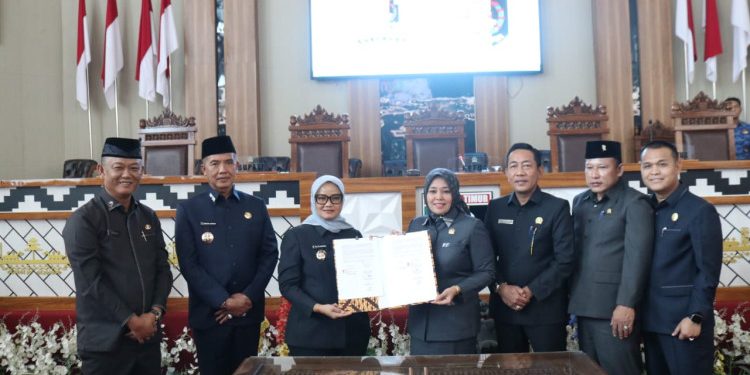 Pemkab dan DPRD Lampung Timur Tandatangani Nota Kesepakatan KUA-PPAS APBD 2026