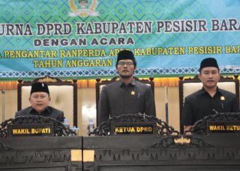 IRAWAN TOPANI HADIRI RAPAT PARIPURNA DENGAN AGENDA PENYAMPAIAN NOTA PENGANTAR RANPERDA APBD PESIBAR TAHUN ANGGARAN 2026