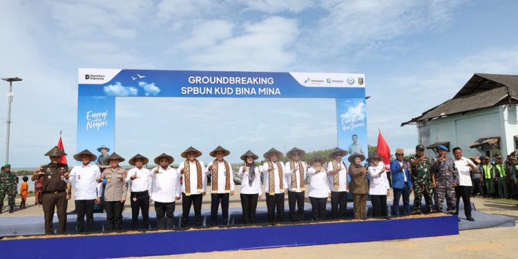 Peletakan Batu Pertama SPBUN Kuala Penet, Nelayan Lampung Timur Sambut Antusias Kunjungan Menteri Koperasi dan UKM