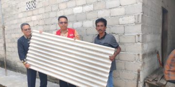PMI Lampung Timur Salurkan Bantuan Asbes untuk Korban Angin Puting Beliung di Desa Braja Asri