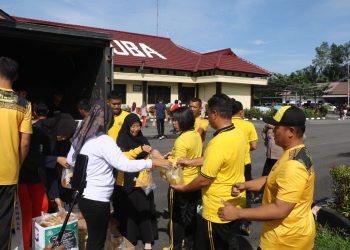 Polres Tulang Bawang Gelar Aksi Humanis: Baglog Bagikan Minyak Goreng Kepada Seluruh Personel