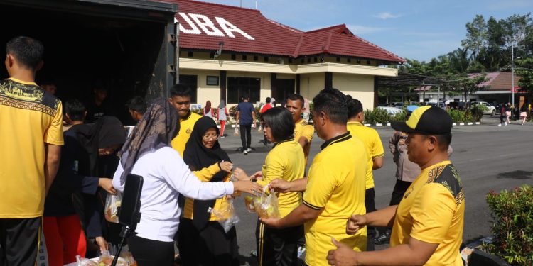 Polres Tulang Bawang Gelar Aksi Humanis: Baglog Bagikan Minyak Goreng Kepada Seluruh Personel