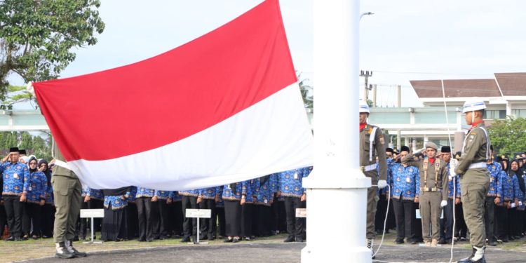 PEMKAB PESIBAR GELAR UPACARA PERINGATAN HUT KORPRI KE-54