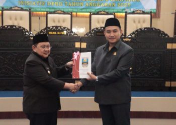 WAKIL BUPATI IRAWAN TOPANI HADIRI RAPAT PARIPURNA DPRD AGENDA PENYAMPAIAN NOTA PENJELASAN DUA RANPERDA INISIATIF DPRD