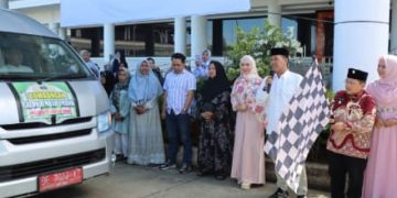 Bupati Pesisir Barat Dedi Irawan Lepas 10 Jamaah Umroh Asal Pesibar