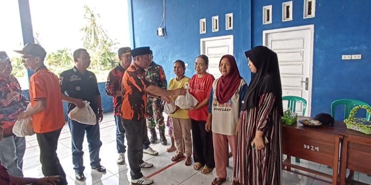 Pemuda Pancasila Beri Bantuan Paket Sembako Kepada Korban Puting Beliung di Desa Bumi Agung Marga