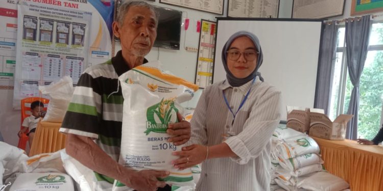 Pemerintah Desa Sumber Tani Salurkan Bantuan Pangan Kepada 164 KPM