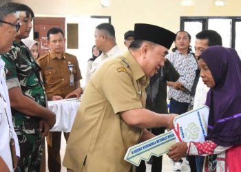 Bupati Tanggamus Drs Hoh Saleh Asnawi, MA,MH. Serahkan Bantuan 300 Rumah Layak Huni