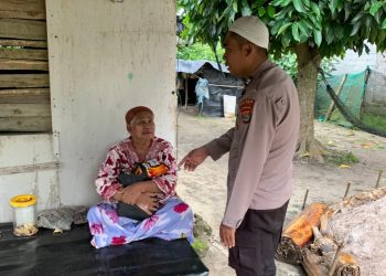 Polri Hadir di Tengah Rakyat! Polsek Dente Teladas Tebar Kepedulian Lewat Jumat Berkah untuk Warga Kurang Mampu