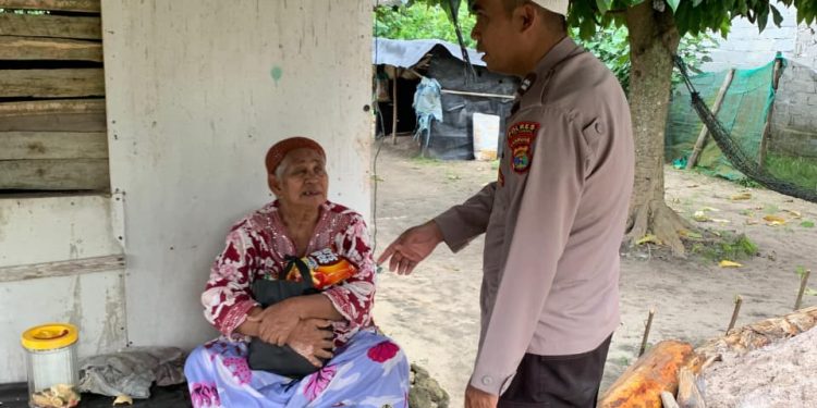 Polri Hadir di Tengah Rakyat! Polsek Dente Teladas Tebar Kepedulian Lewat Jumat Berkah untuk Warga Kurang Mampu