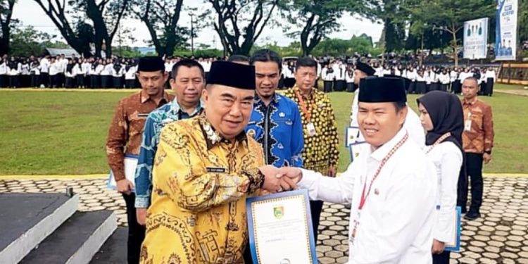 Bupati Tanggamus Lantik Ribuan Pegawai Pemerintah dengan Perjanjian Kerja 