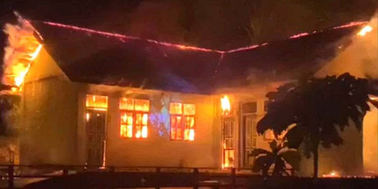 Menjelang Pelantikan Aparat Desa, Kantor Desa Ana Ao Dilalap Si jago Merah