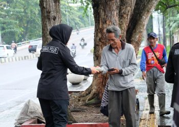 Jumat Berkah Polda Lampung : Polwan Humas Bagikan Ratusan Paket Nasi Kepada Masyarakat