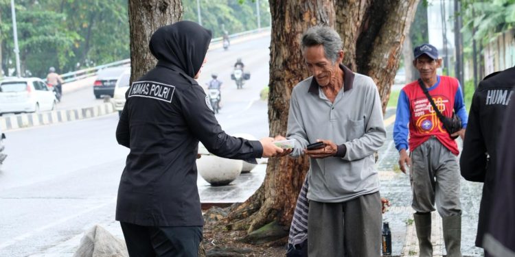 Jumat Berkah Polda Lampung : Polwan Humas Bagikan Ratusan Paket Nasi Kepada Masyarakat