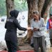 Jumat Berkah Polda Lampung : Polwan Humas Bagikan Ratusan Paket Nasi Kepada Masyarakat