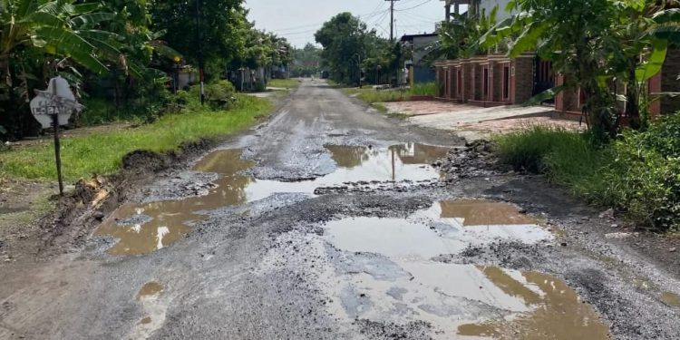 GARA GARA TRUK PENGANGKUT PASIR DAN BATU GALIAN C,JALAN PENGHUBUNG TANON GADING RUSAK PARAH 
