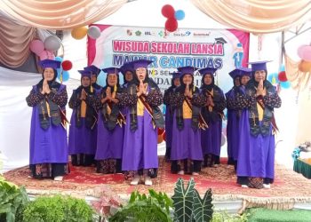 Ketua TP-PKK Kabupaten Dan Camat Abung Selatan Menghadiri Wisuda Sekolah Lansia Mawar Candimas