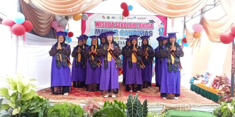 Ketua TP-PKK Kabupaten Dan Camat Abung Selatan Menghadiri Wisuda Sekolah Lansia Mawar Candimas