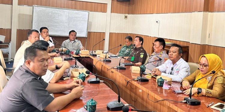 SPPG Hj Lis Hearing Di DPRD LU Ngeyel Buah Busuk dan Sayur Berlendir