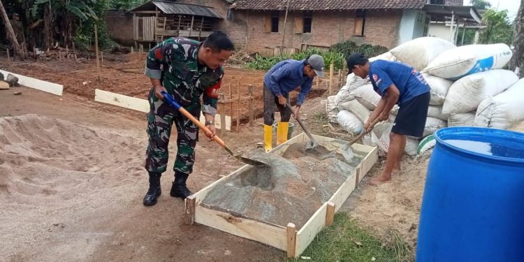 Pererat Kemanunggalan, Babinsa Kopka Rhoma Turun Tangan Bantu Bangun Rumah Warga