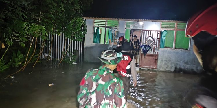 Sigap, Satgas Bencana Polres Lampura Evakuasi Korban Banjir di Kotabumi